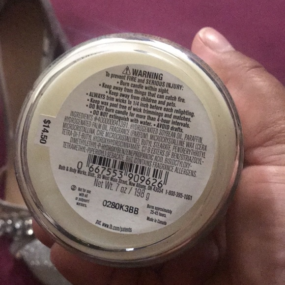 New Bath & Body Works Twisted Peppermint Candle - Picture 4 of 6